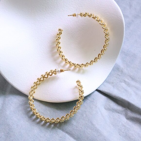 Kendra Scott Fallyn Hoop Earrings in Gold - Picture 2 of 2